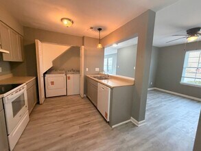 325 Lee's Ml Dr in Newport News, VA - Building Photo - Building Photo