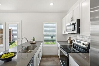 2013 Elderica Dr in Fort Worth, TX - Foto de edificio - Building Photo