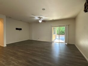 8715 Winterfest Way in Elk Grove, CA - Building Photo - Building Photo