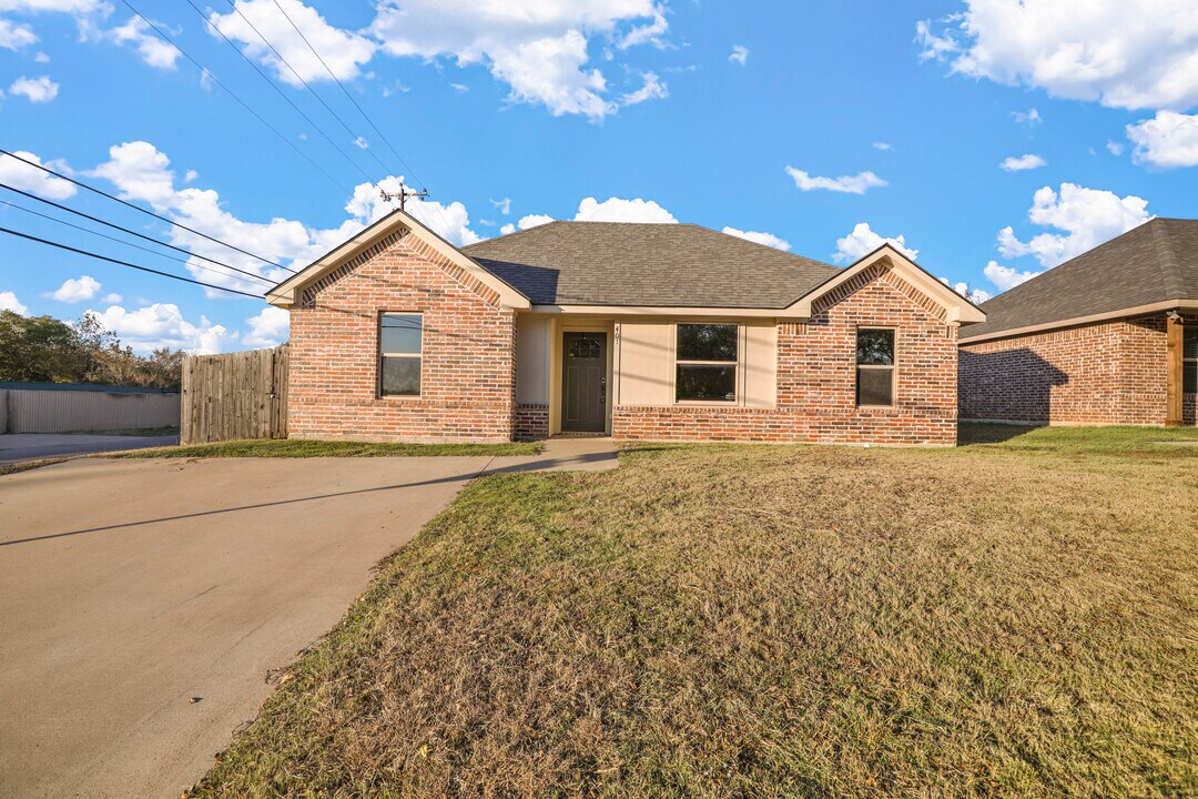 401 Maple Row in Denison, TX - Building Photo