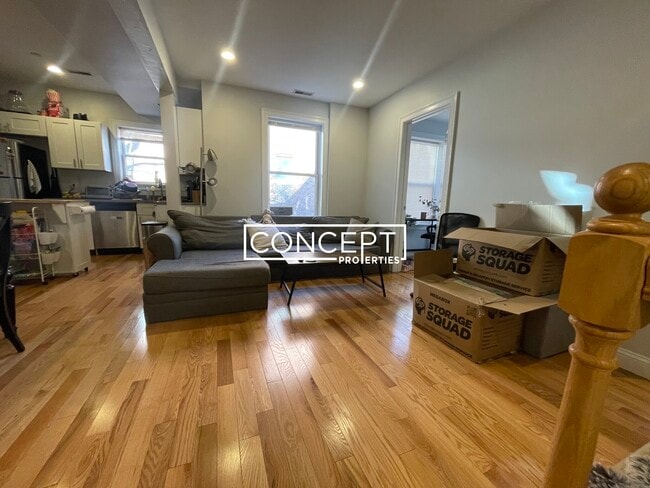 721 Parker St in Boston, MA - Foto de edificio - Building Photo