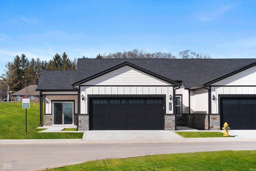 1905 Chambers Dr in Franklin, IN - Building Photo