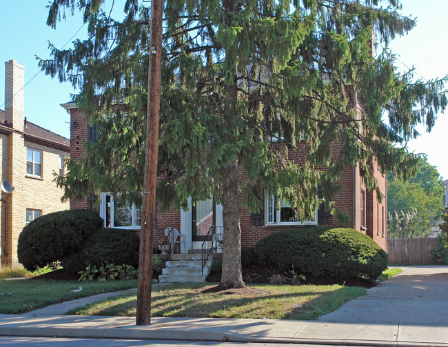 8006 Plainfield Rd in Cincinnati, OH - Building Photo - Building Photo