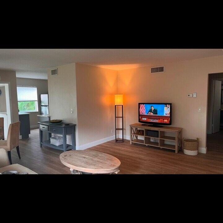 28 Colonial Club Dr, Unit 101 in Boynton Beach, FL - Building Photo