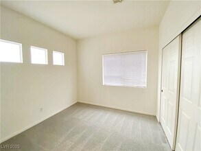 7959 Blue Brook Dr in Las Vegas, NV - Foto de edificio - Building Photo