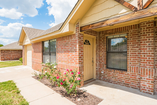 1827 N Paddock St-Unit -1 in Stephenville, TX - Building Photo - Building Photo