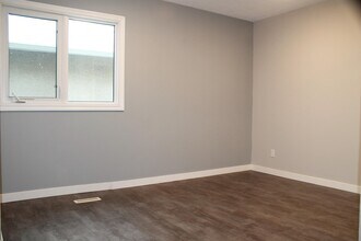 13528-13139 139 St NW in Edmonton, AB - Building Photo - Building Photo