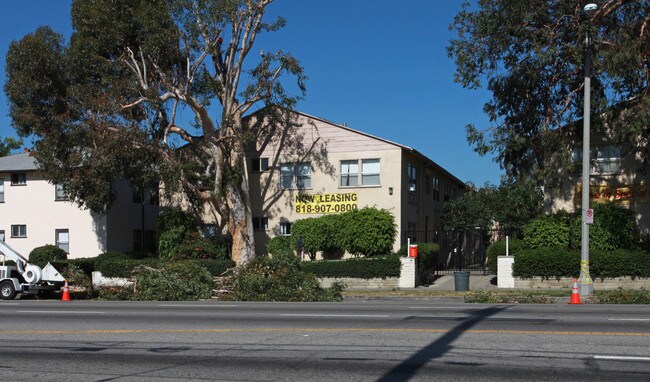 Woodman Apartments in Van Nuys, CA - Building Photo - Building Photo