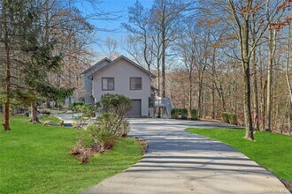 300 Clausland Mountain Rd in Blauvelt, NY - Building Photo - Building Photo