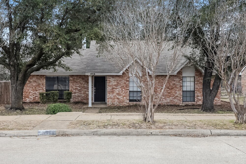 456 Matterhorn St in Cedar Hill, TX - Foto de edificio