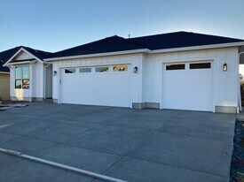 437 NW Coast Mountain Dr in Dallas, OR - Building Photo