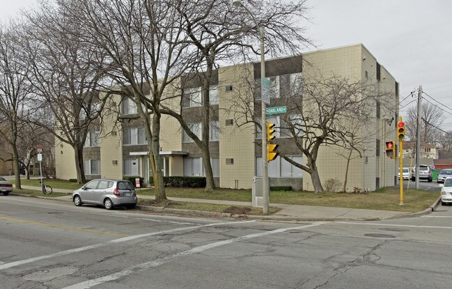 Milwood Apartments in Milwaukee, WI - Foto de edificio - Building Photo