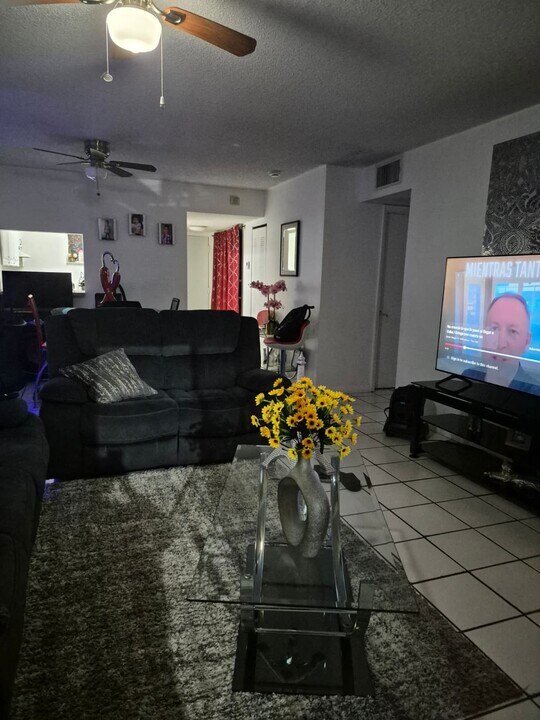 11301 SW 200th St in Miami, FL - Building Photo