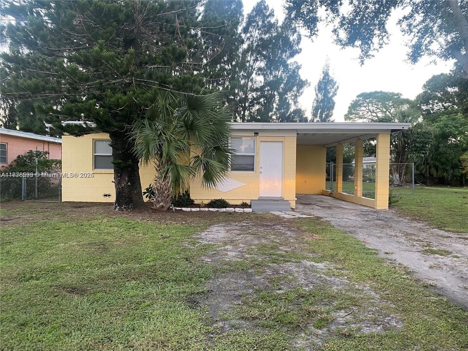 1307 N 20th St in Fort Pierce, FL - Building Photo