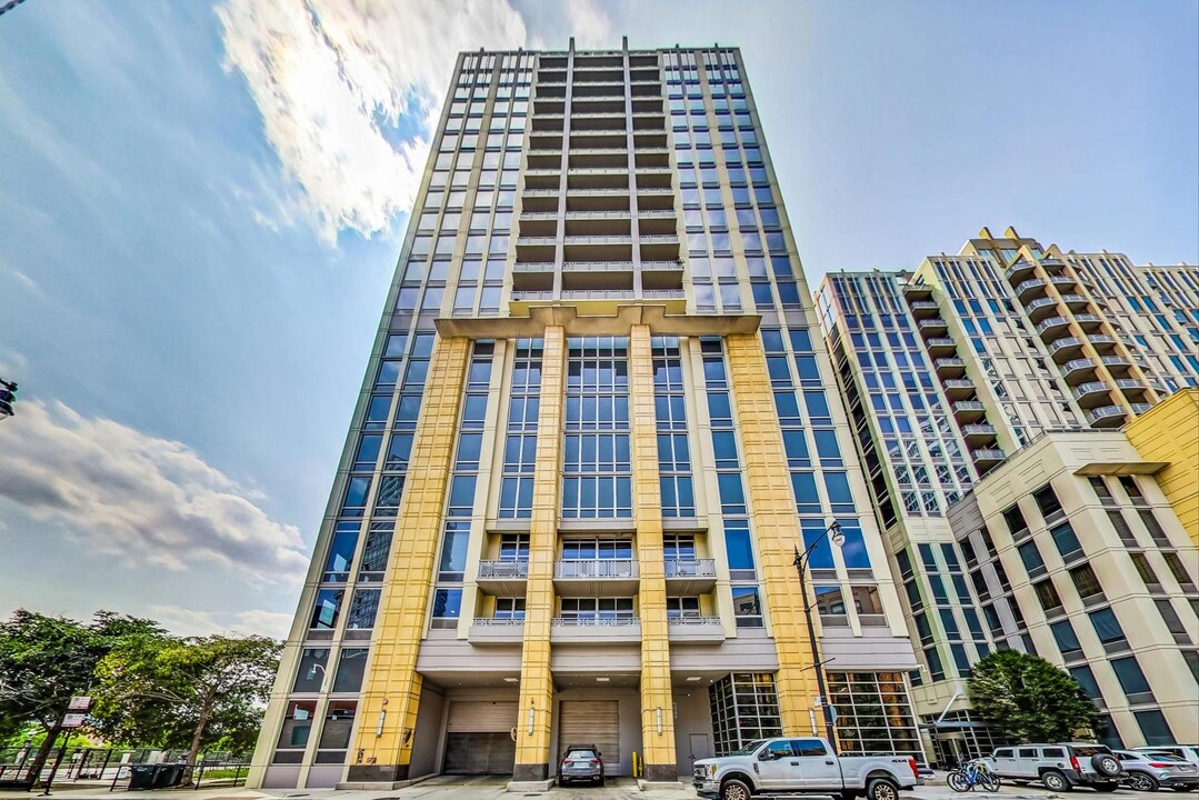 700 N Larrabee St in Chicago, IL - Building Photo