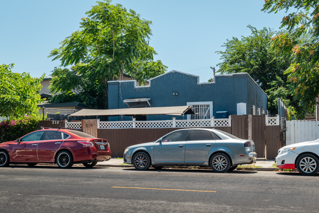 216 E 54th St in Los Angeles, CA - Building Photo