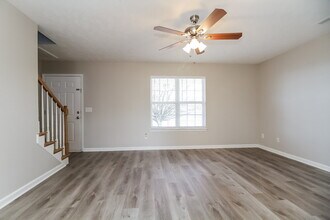 1016 Anna Gannon Dr in La Vergne, TN - Foto de edificio - Building Photo