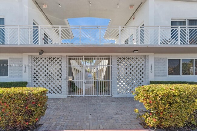 7440 Byron Ave in Miami, FL - Building Photo - Building Photo