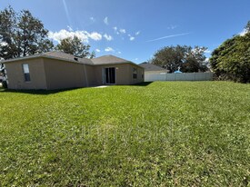 460 Eagle Dr in Kissimmee, FL - Foto de edificio - Building Photo