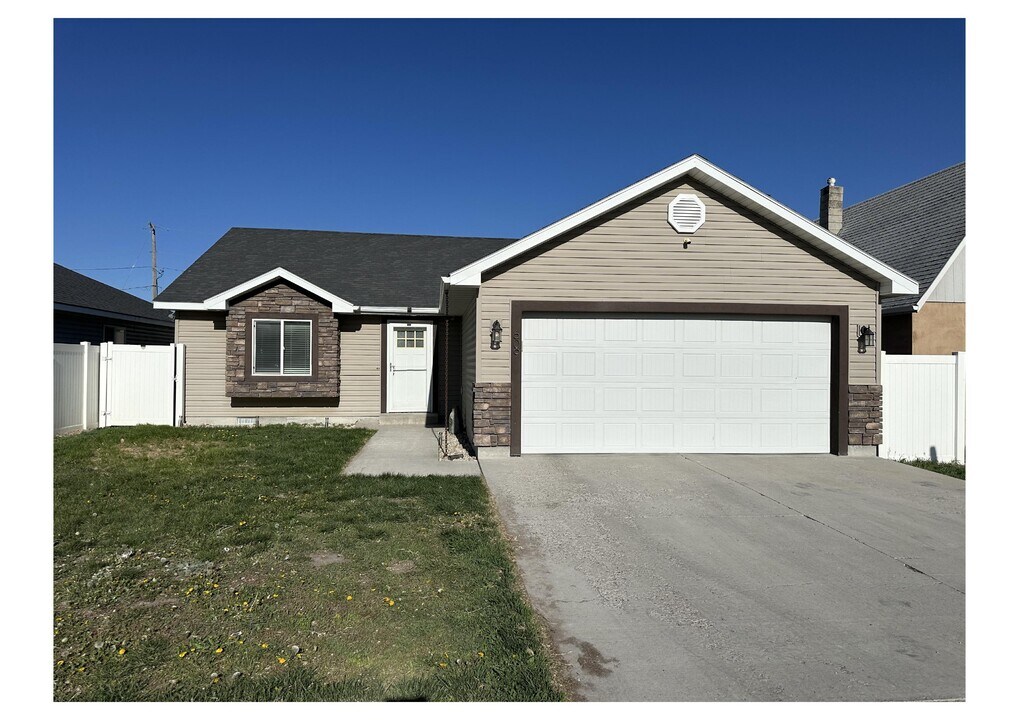 609 Burton Ave in Burley, ID - Foto de edificio
