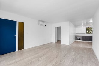 2033 N Beachwood Drive in Los Angeles, CA - Foto de edificio - Building Photo