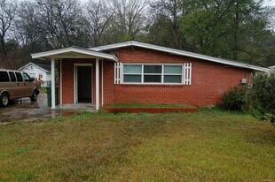 2102 Yarbrough St in Montgomery, AL - Building Photo