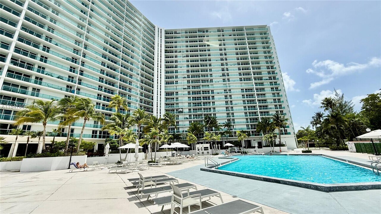 100 Bayview Dr, Unit 429 in Sunny Isles Beach, FL - Foto de edificio
