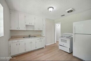 1841 Debutante Dr in Jacksonville, FL - Building Photo