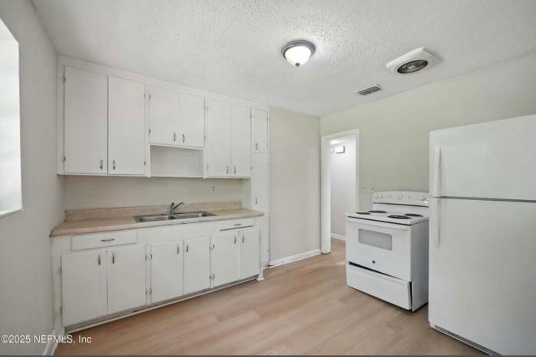 1841 Debutante Dr in Jacksonville, FL - Building Photo