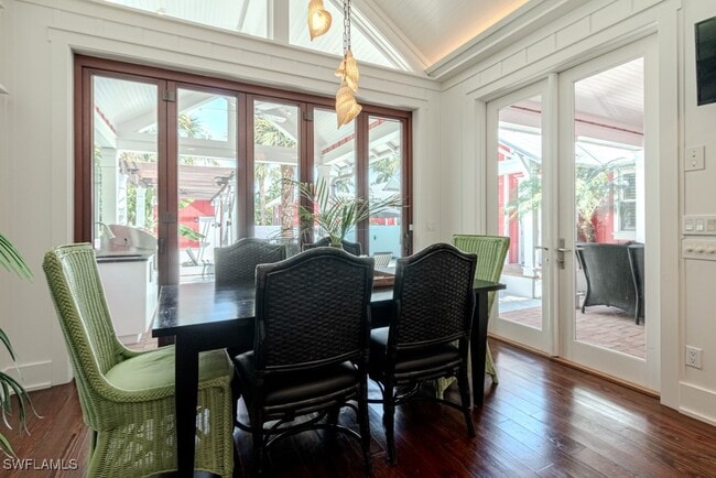 245 Broad Ave S in Naples, FL - Foto de edificio - Building Photo