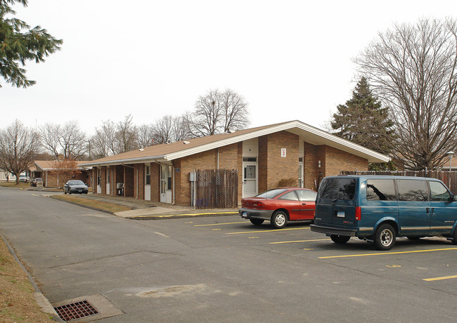 20 Stillwell Dr in Plainville, CT - Foto de edificio - Building Photo