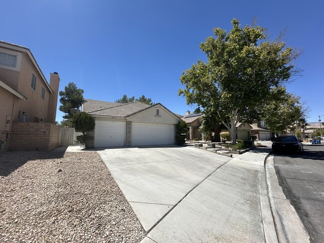 8317 San Ramon Dr in Las Vegas, NV - Building Photo - Building Photo