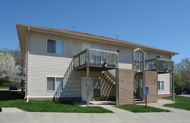 Haley's Court Apartments in Bellevue, NE - Building Photo - Building Photo