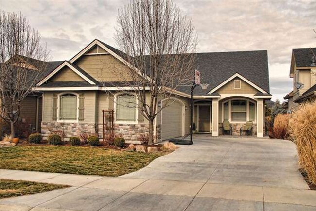 property at 964 E Thunderbird Ct