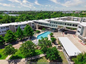 604 N Bluff Dr in Austin, TX - Building Photo - Building Photo