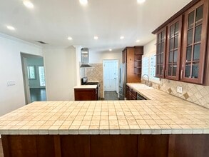 12749 Milbank St in Studio City, CA - Foto de edificio - Building Photo