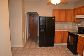 813 Lincoln Ave in Clay Center, KS - Building Photo - Building Photo