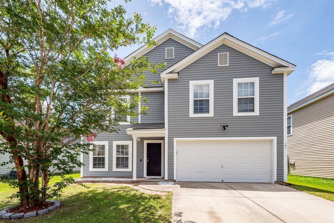 197 Emerald Isle Dr in Moncks Corner, SC - Building Photo