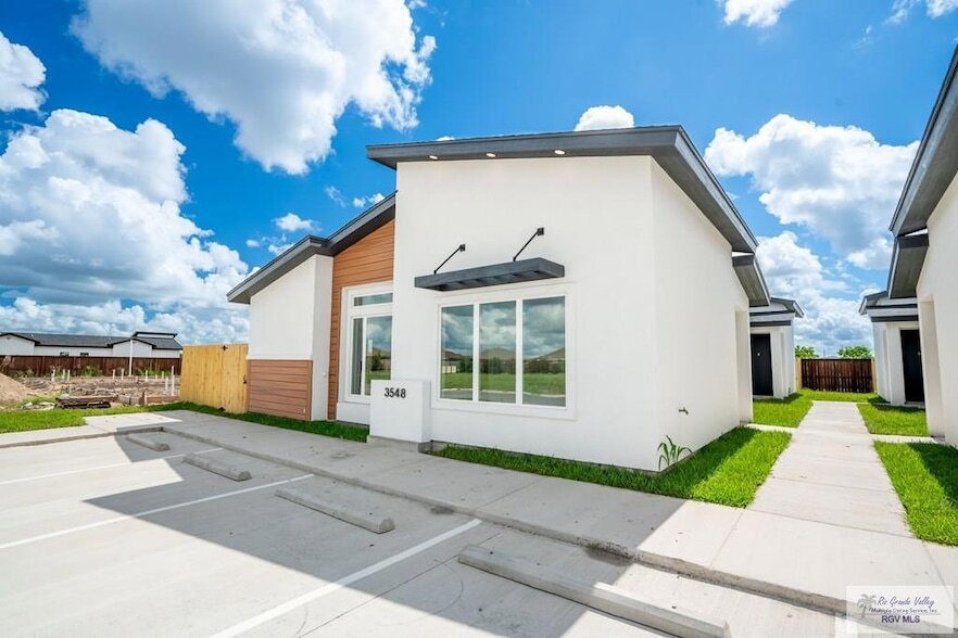 3548 Hidalgo Cir, Unit 1002 in Brownsville, TX - Building Photo