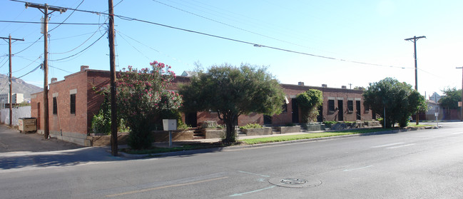 1313 Delta Dr in El Paso, TX - Foto de edificio - Building Photo