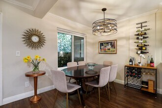 4528 Colbath Ave in Los Angeles, CA - Foto de edificio - Building Photo