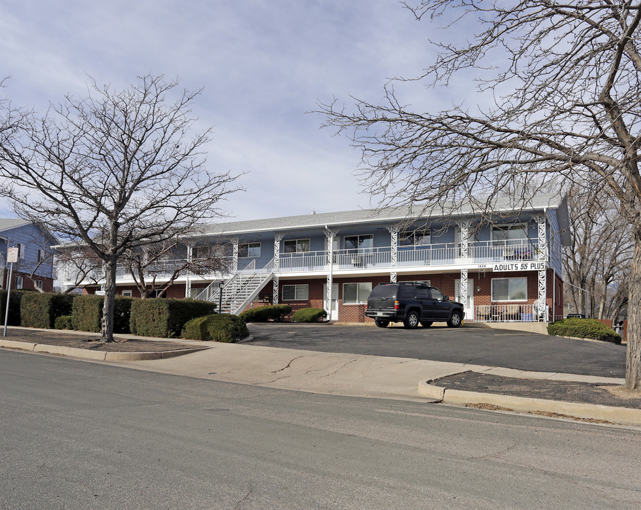 Colonial Manor Apartments in Colorado Springs, CO - Building Photo