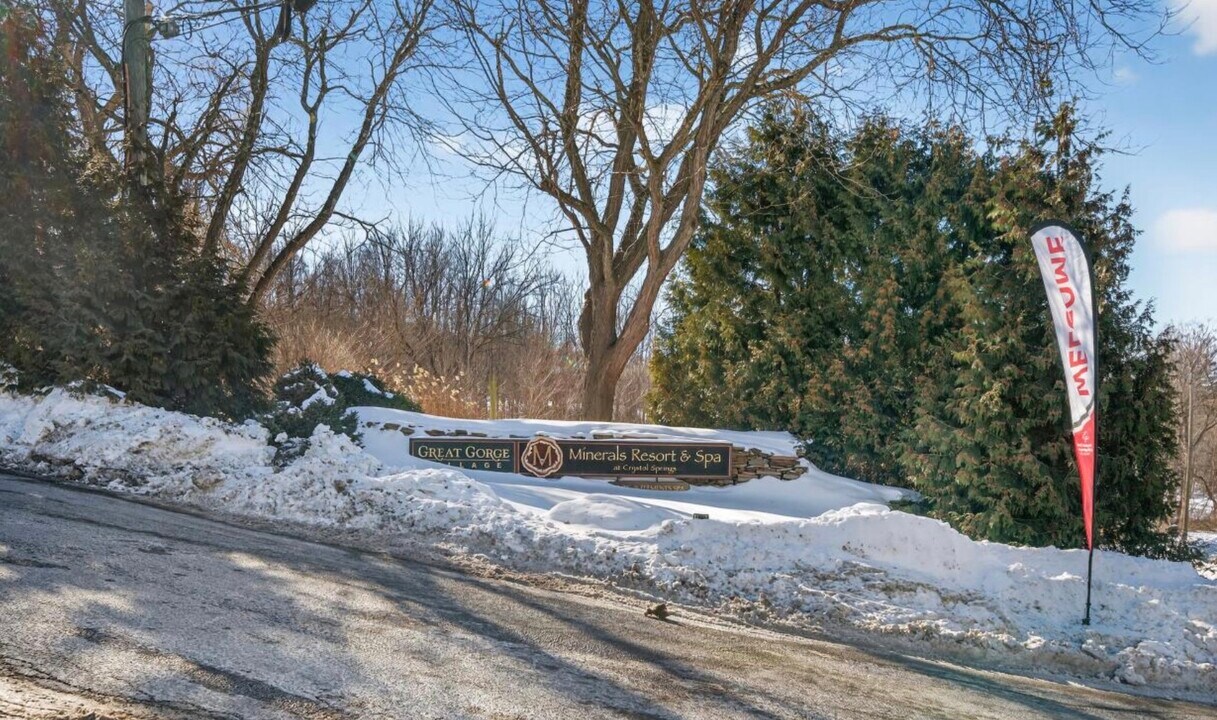 7 Arapahoe Dr, Unit 8 in Vernon, NJ - Foto de edificio