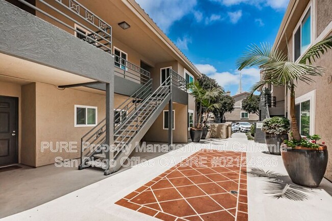 7405 Charmant Dr in San Diego, CA - Building Photo - Building Photo