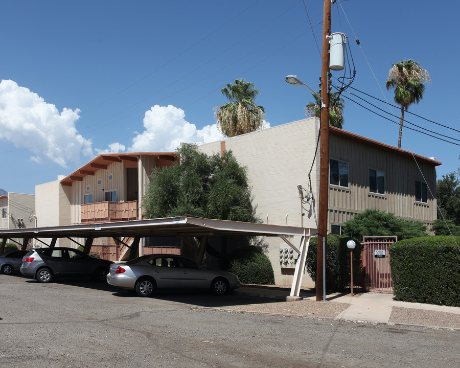 Royal Alvernon Apartments in Tucson, AZ - Building Photo