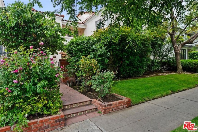 property at 205 S Reeves Dr