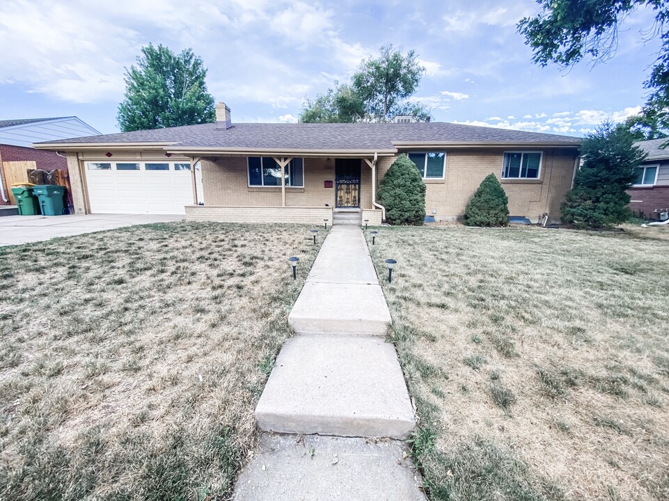 1330 S. Yukon St., Unit Corner West Room in Lakewood, CO - Foto de edificio