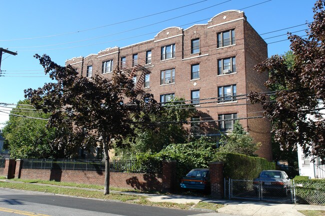 579 Van Cortlandt Pk Ave in Yonkers, NY - Building Photo - Building Photo