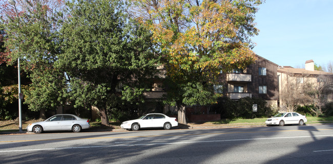 17149 Chatsworth St in Granada Hills, CA - Building Photo - Building Photo