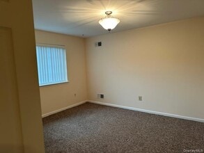 5 Magnolia Ln in Warwick, NY - Building Photo - Building Photo